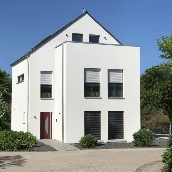 Hell, elegant und praktisch - Ein Haus mit zeitlosem Satteldach*