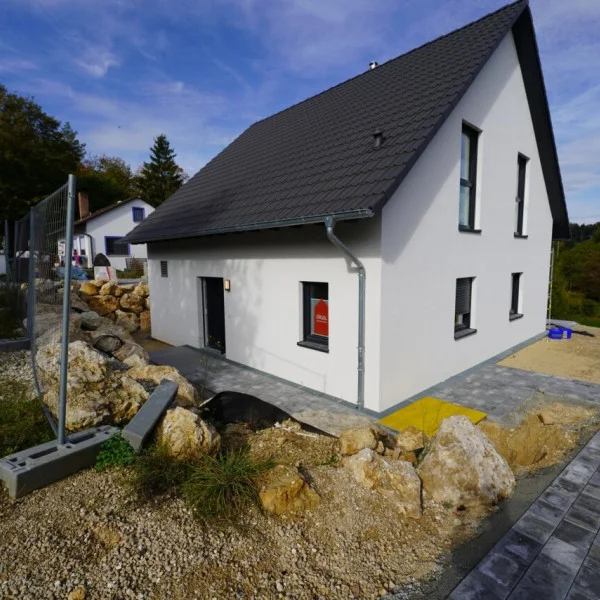 Möbliertes Einfamilienhaus mit offener Bauweise